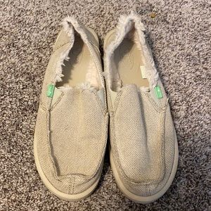 Beige fur lined sanuks